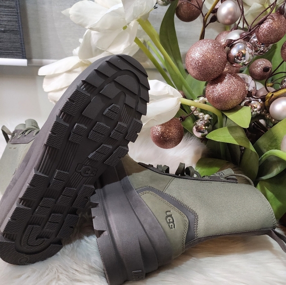 The UGG Lug Platform Lace-Up Combat Boot (Women)New - Picture 5 of 7